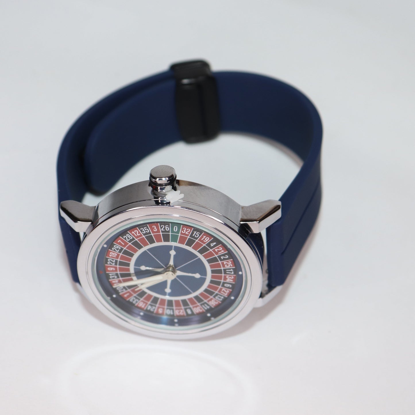 Roulette-Inspired Analog Wristwatch – Blue Dial & Silicone Strap