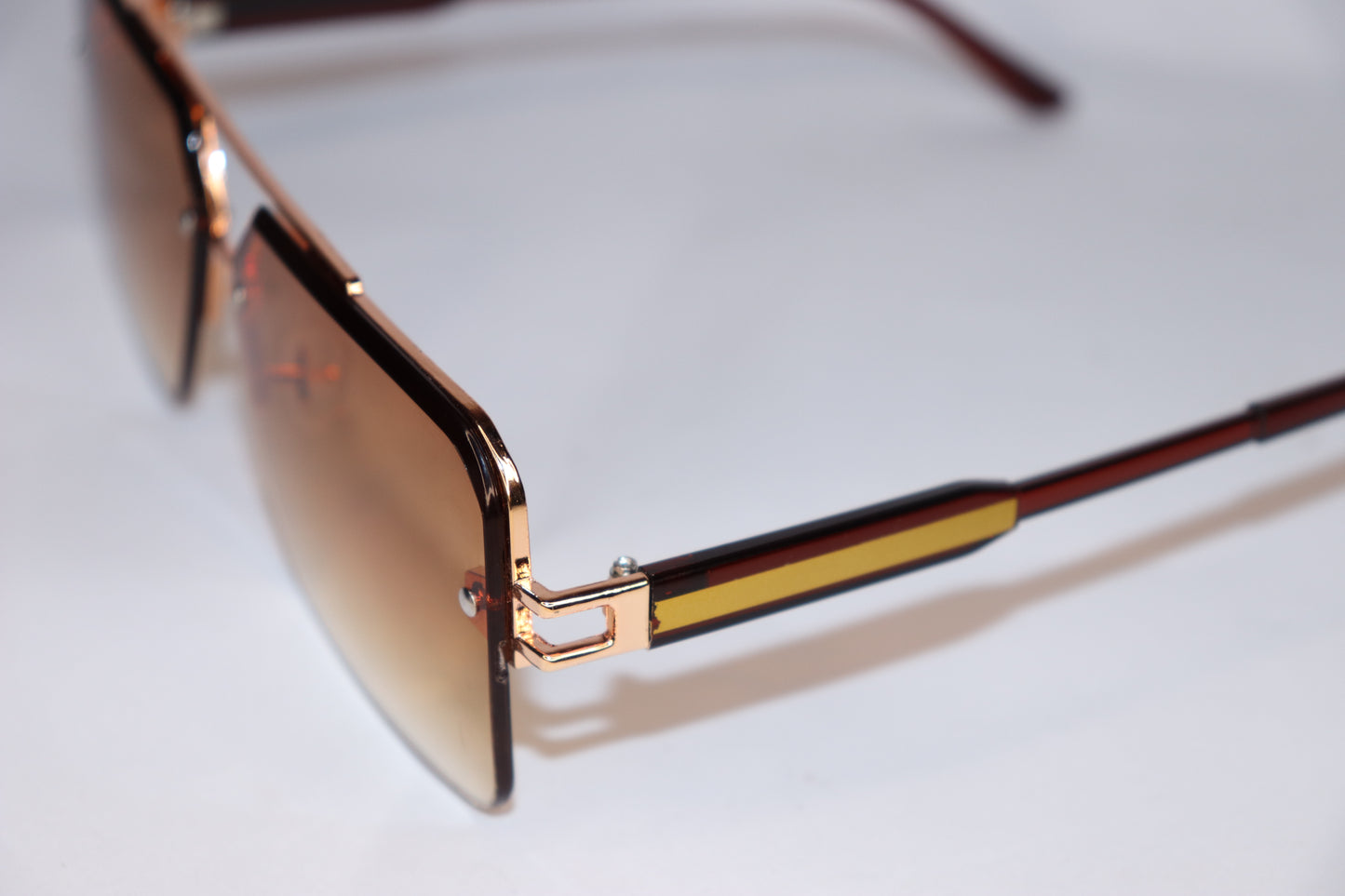 Sunglasses with brown gradient lenses and gold frame