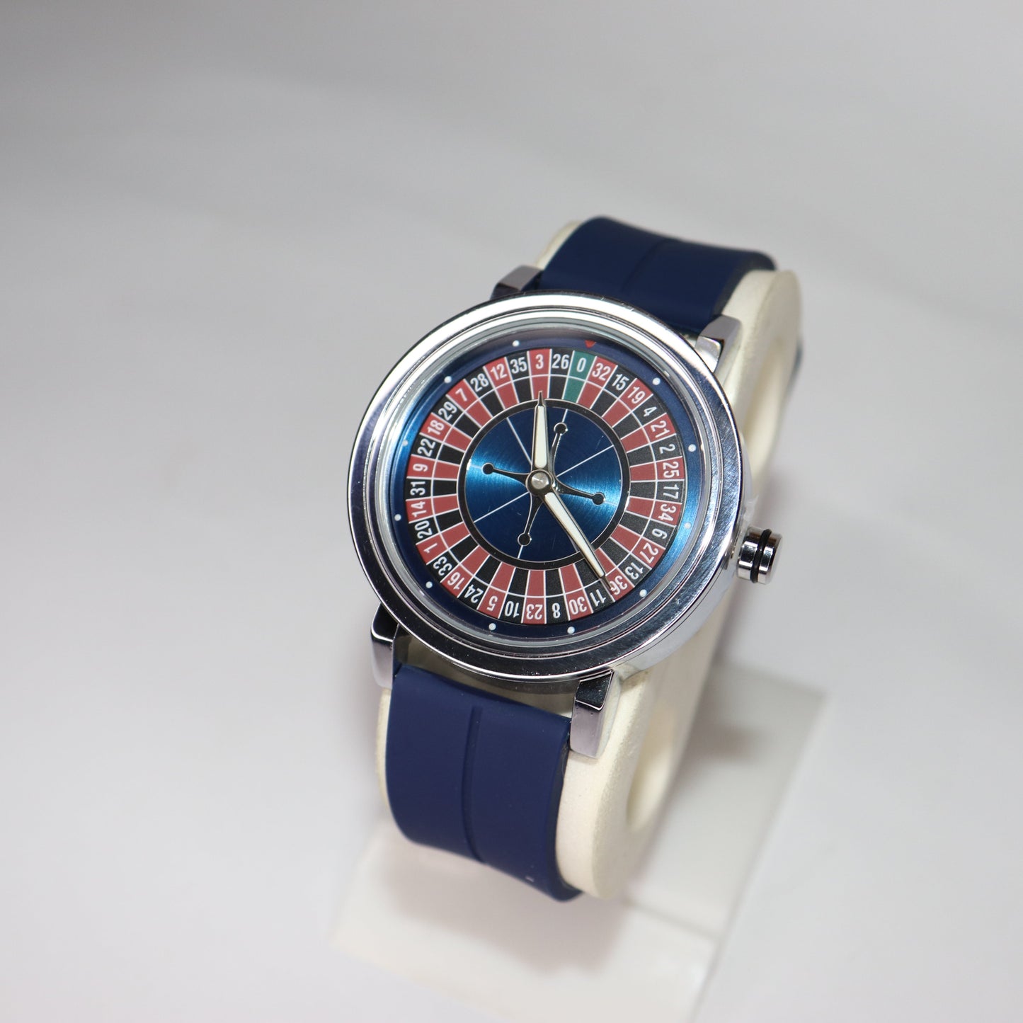 Roulette-Inspired Analog Wristwatch – Blue Dial & Silicone Strap