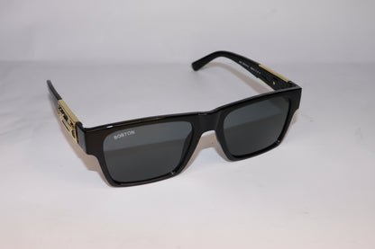 Sunglasses with black frame and gold decorative element