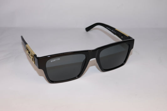 Sunglasses with black frame and gold decorative element