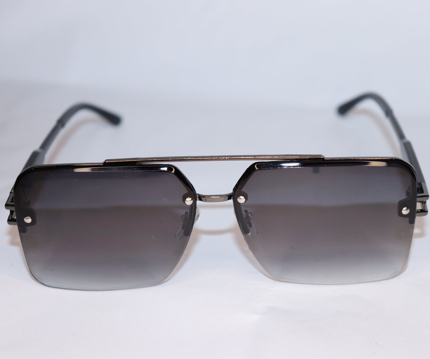 Sunglasses with gradient lenses