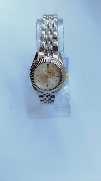 Ladies Elegant Silver Chain Wristwatch – Premium Quartz Timepiece