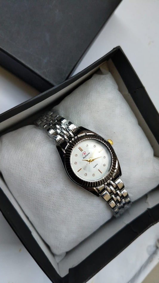 Ladies Elegant Silver Chain Wristwatch – Premium Quartz Timepiece