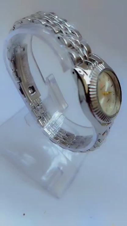 Ladies Elegant Silver Chain Wristwatch – Premium Quartz Timepiece